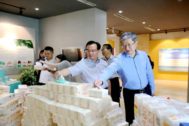 2019年 5月22日，时任浙江省社会组织综合党委专职副书记、省民政厅社会组织管理局局长蔡国华莅临2138cn太阳集团城纸业调研企业发展情况和党建工作